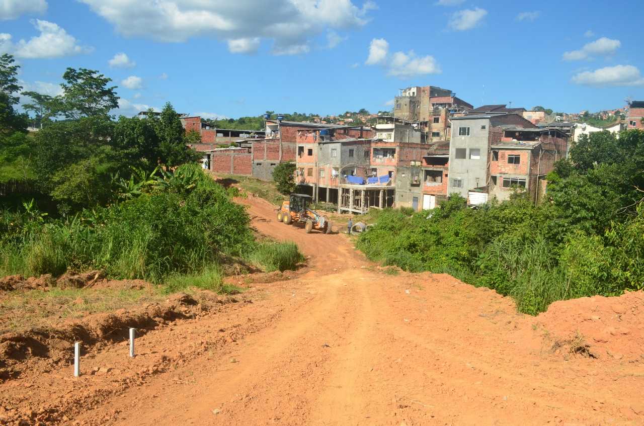 Prefeitura de Camacã abre novas ruas em Bairro